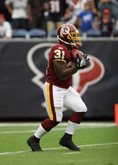 抽象，特朗普晒和C罗踢球的AI生成视频：C罗很聪明也很酷