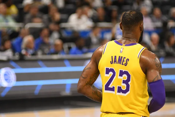 足球英超豪门逆转取胜，主帅赛后握拳怒吼