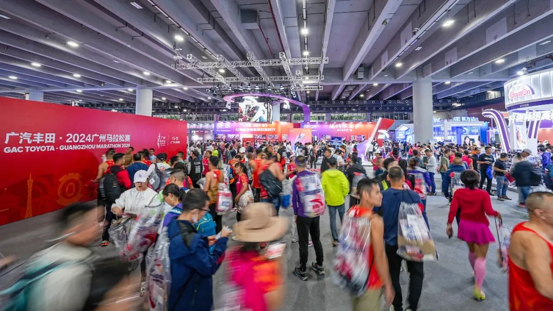 尤文全队和球迷一起出现在登机口，斯帕莱蒂和球迷们友好互动